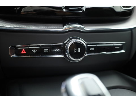 Volvo XC60 2.0 T8 390 PK Twin Engine AWD R-Design | Luchtvering | Heico | Acantara | Trekhaak | HUD | 360 camera | BTW |
