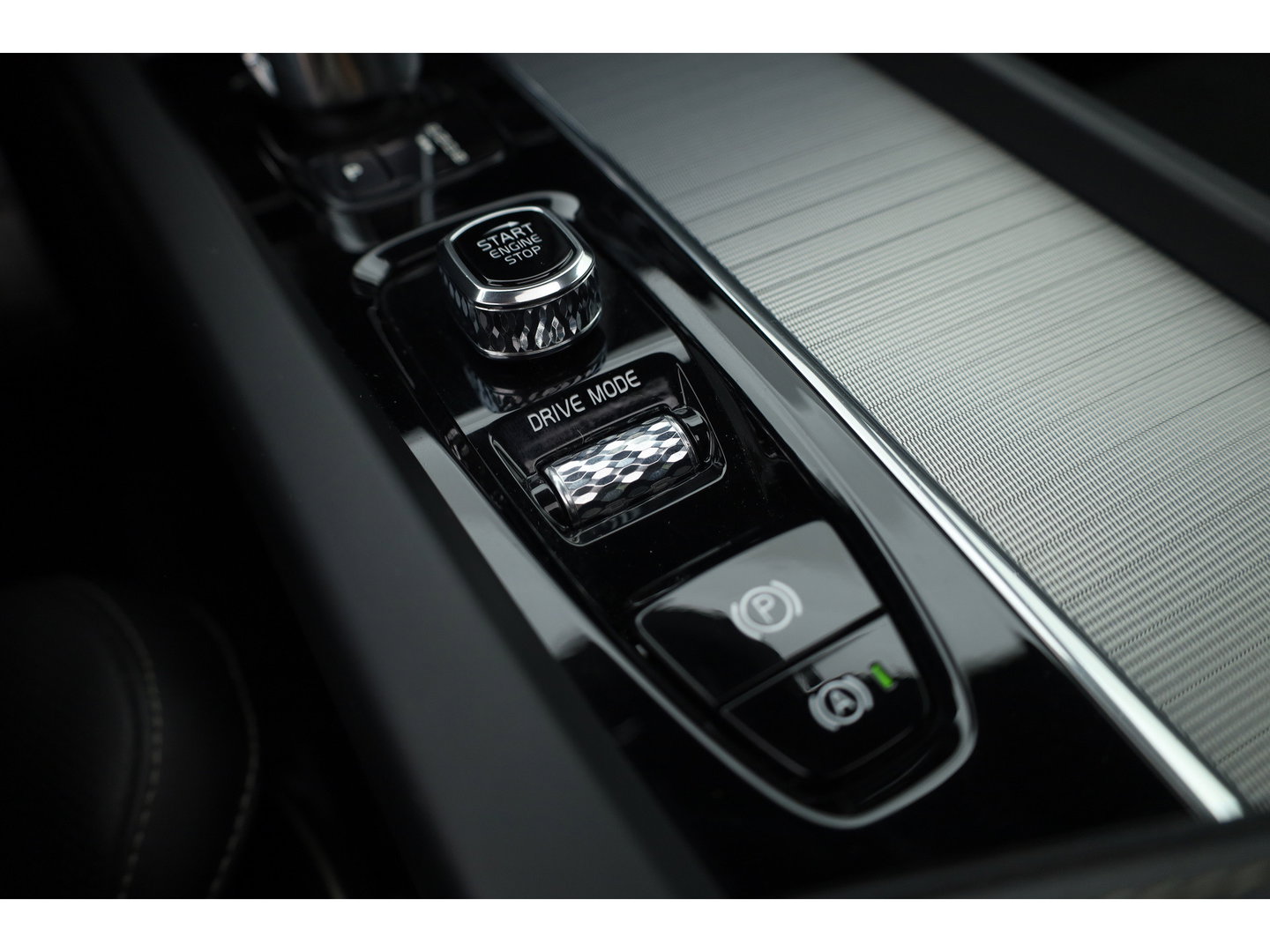 Volvo XC60 2.0 T8 390 PK Twin Engine AWD R-Design | Luchtvering | Heico | Acantara | Trekhaak | HUD | 360 camera | BTW |