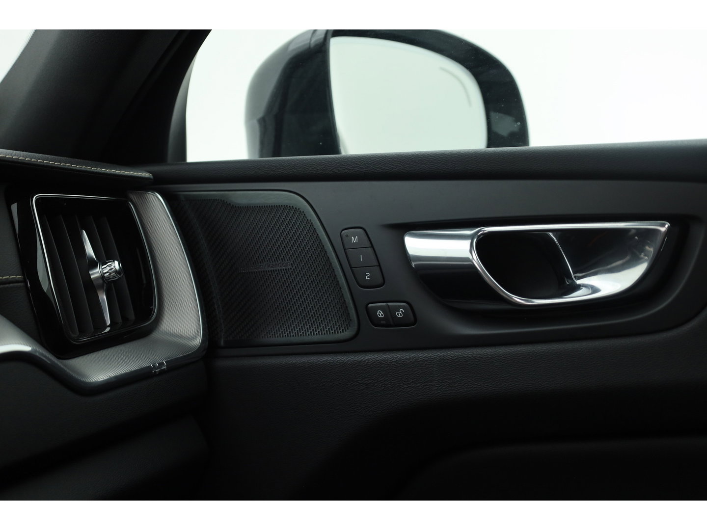 Volvo XC60 2.0 T8 390 PK Twin Engine AWD R-Design | Luchtvering | Heico | Acantara | Trekhaak | HUD | 360 camera | BTW |