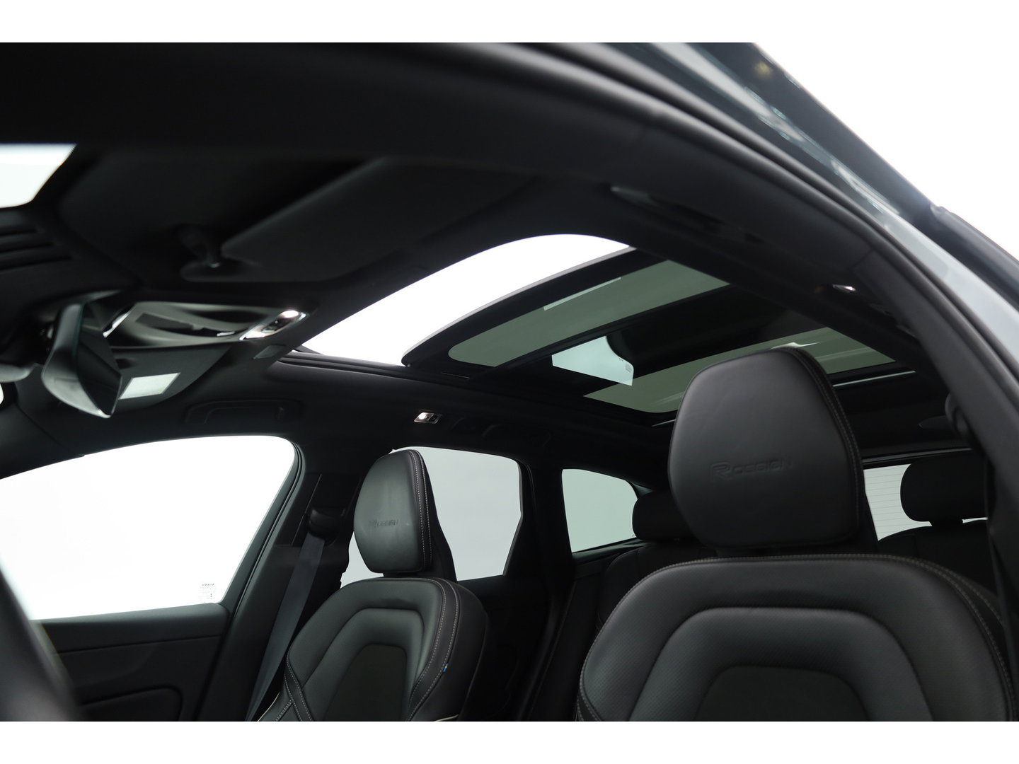 Volvo XC60 2.0 T8 390 PK Twin Engine AWD R-Design | Luchtvering | Heico | Acantara | Trekhaak | HUD | 360 camera | BTW |