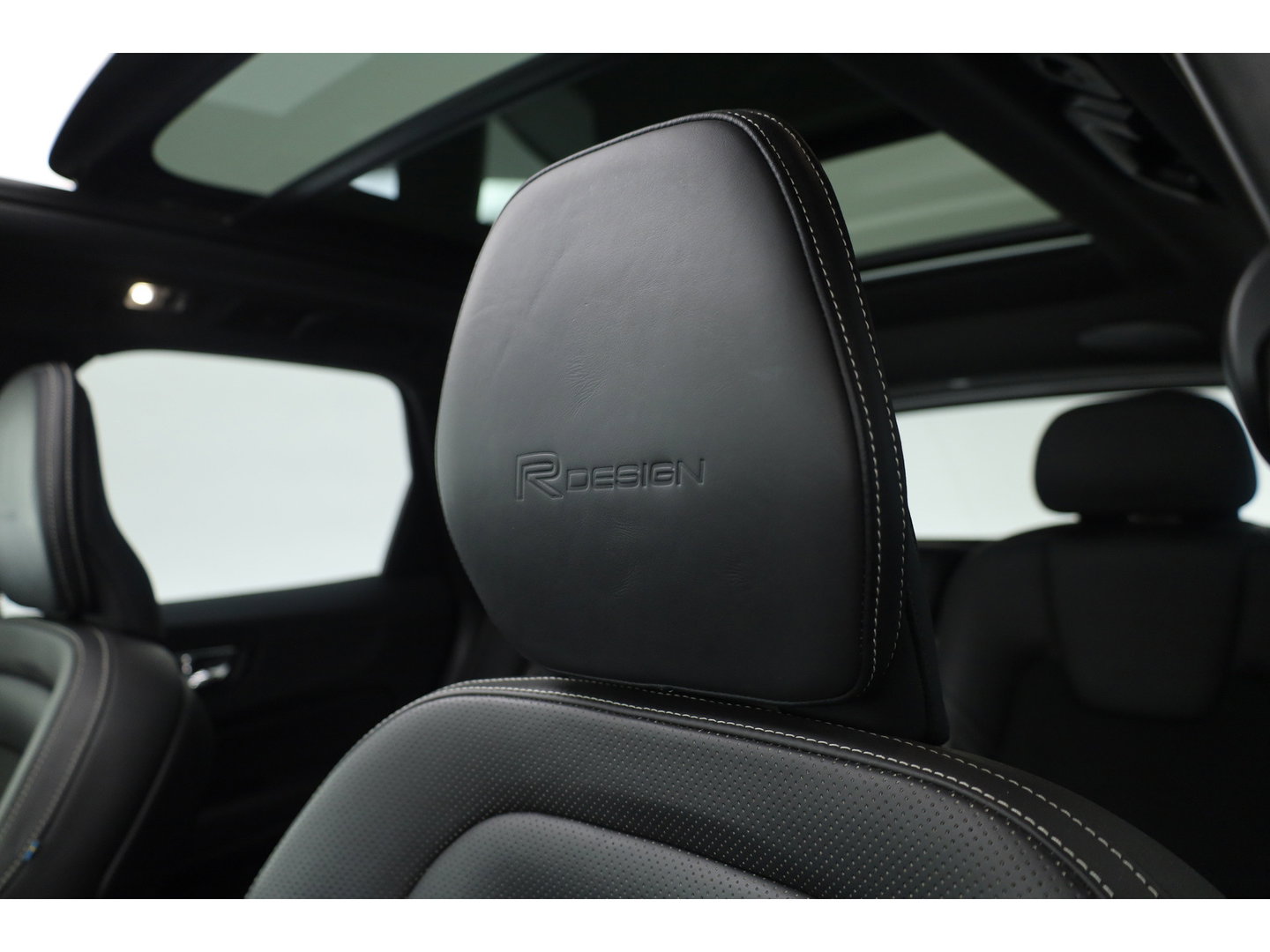 Volvo XC60 2.0 T8 390 PK Twin Engine AWD R-Design | Luchtvering | Heico | Acantara | Trekhaak | HUD | 360 camera | BTW |