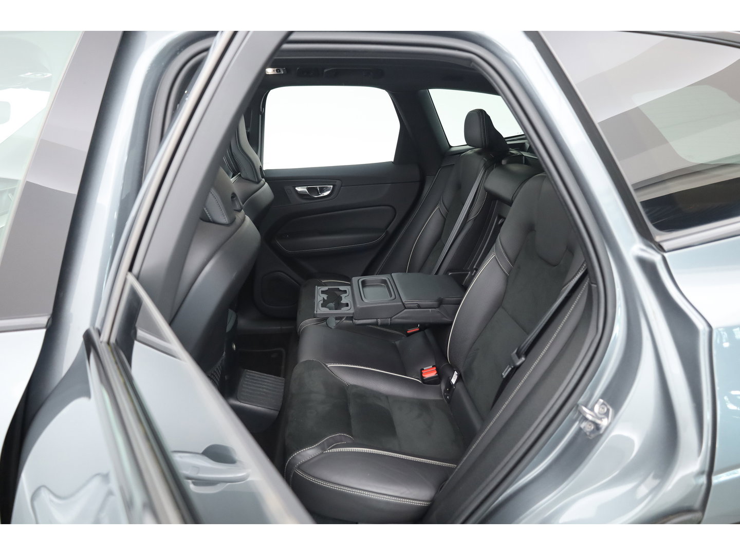 Volvo XC60 2.0 T8 390 PK Twin Engine AWD R-Design | Luchtvering | Heico | Acantara | Trekhaak | HUD | 360 camera | BTW |