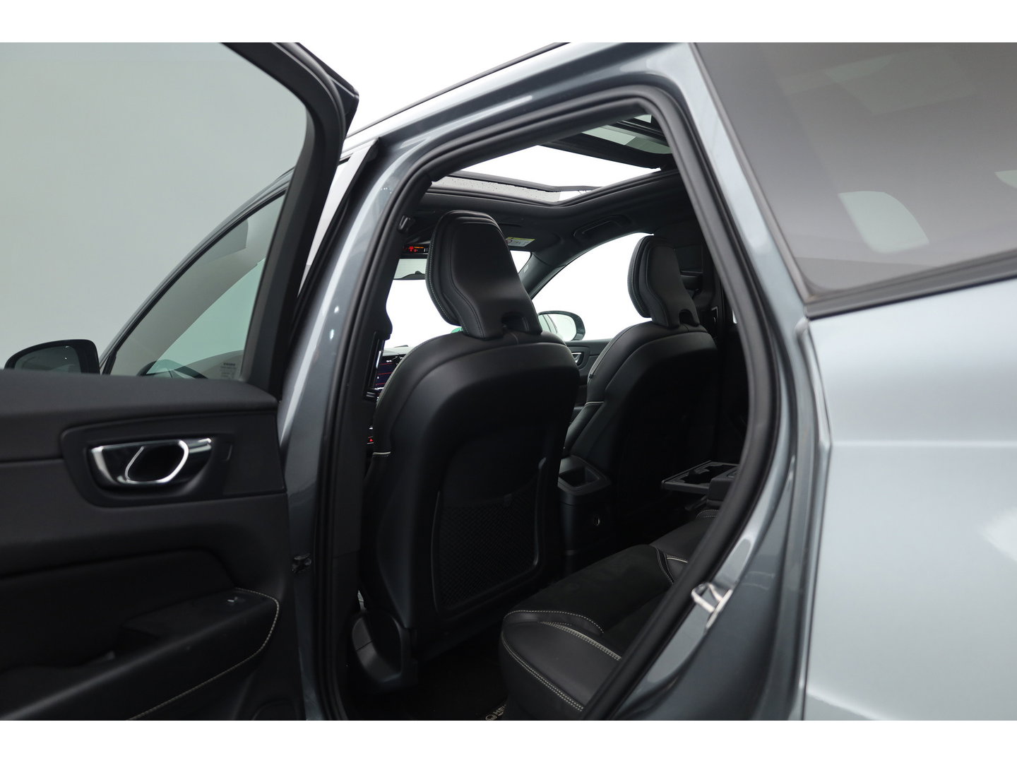 Volvo XC60 2.0 T8 390 PK Twin Engine AWD R-Design | Luchtvering | Heico | Acantara | Trekhaak | HUD | 360 camera | BTW |