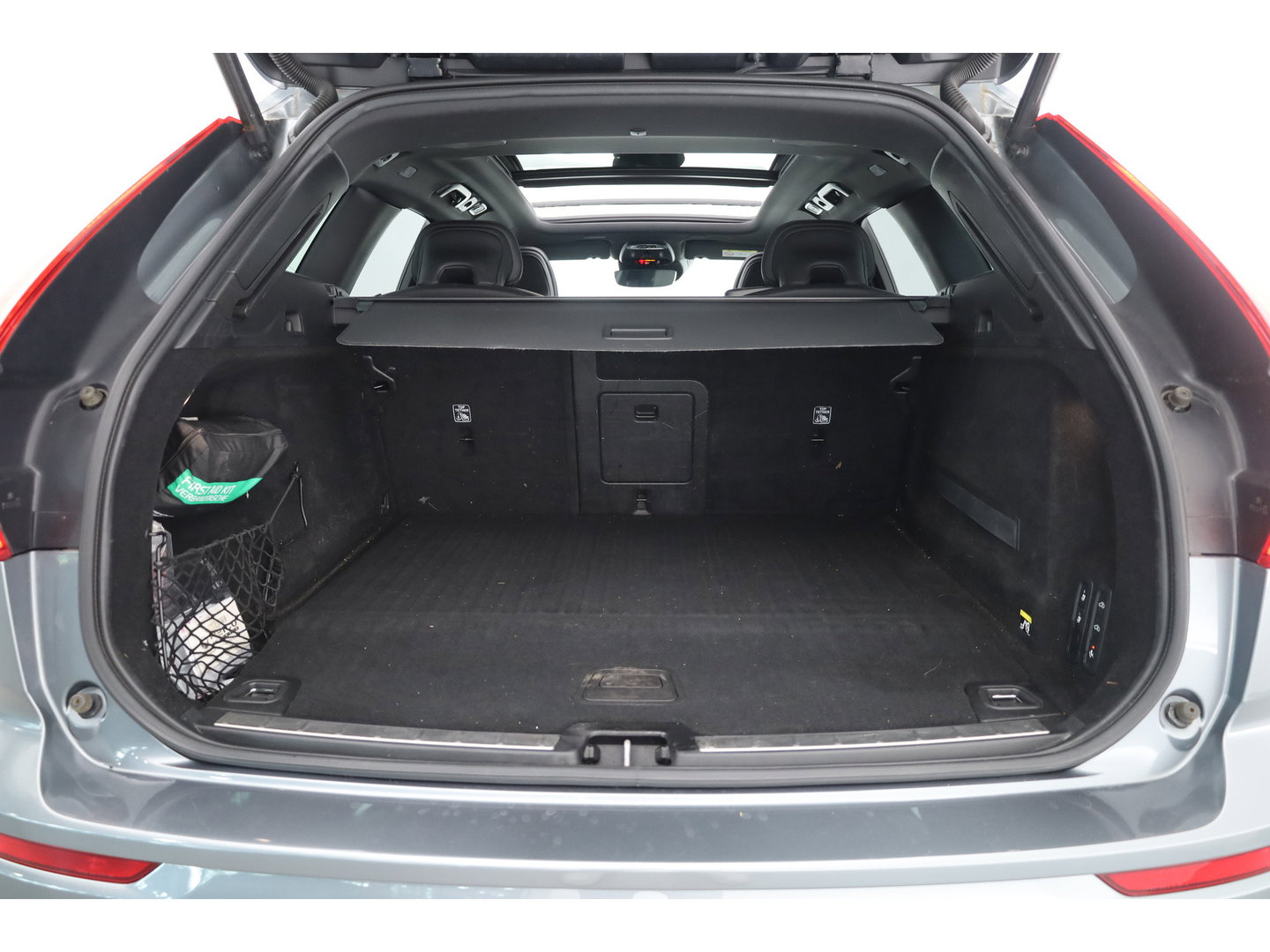 Volvo XC60 2.0 T8 390 PK Twin Engine AWD R-Design | Luchtvering | Heico | Acantara | Trekhaak | HUD | 360 camera | BTW |