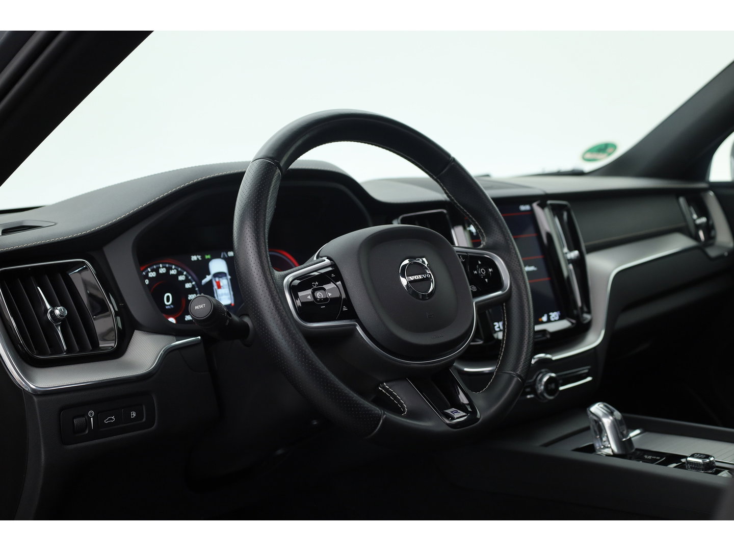 Volvo XC60 2.0 T8 390 PK Twin Engine AWD R-Design | Luchtvering | Heico | Acantara | Trekhaak | HUD | 360 camera | BTW |