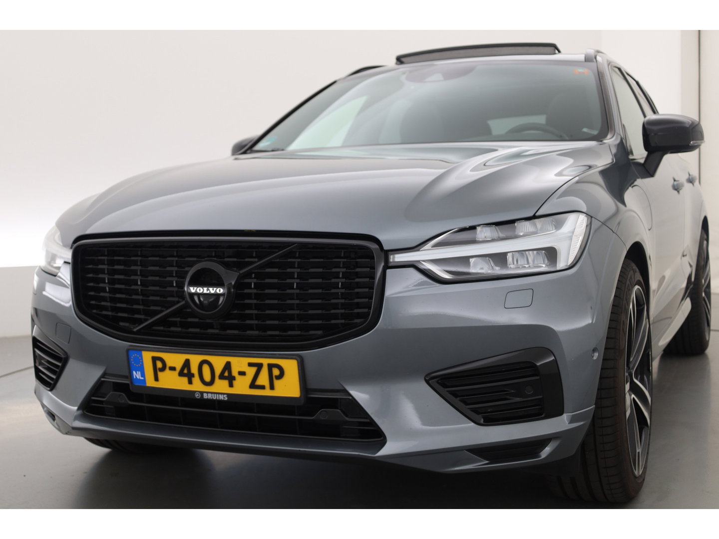 Volvo XC60 2.0 T8 390 PK Twin Engine AWD R-Design | Luchtvering | Heico | Acantara | Trekhaak | HUD | 360 camera | BTW |
