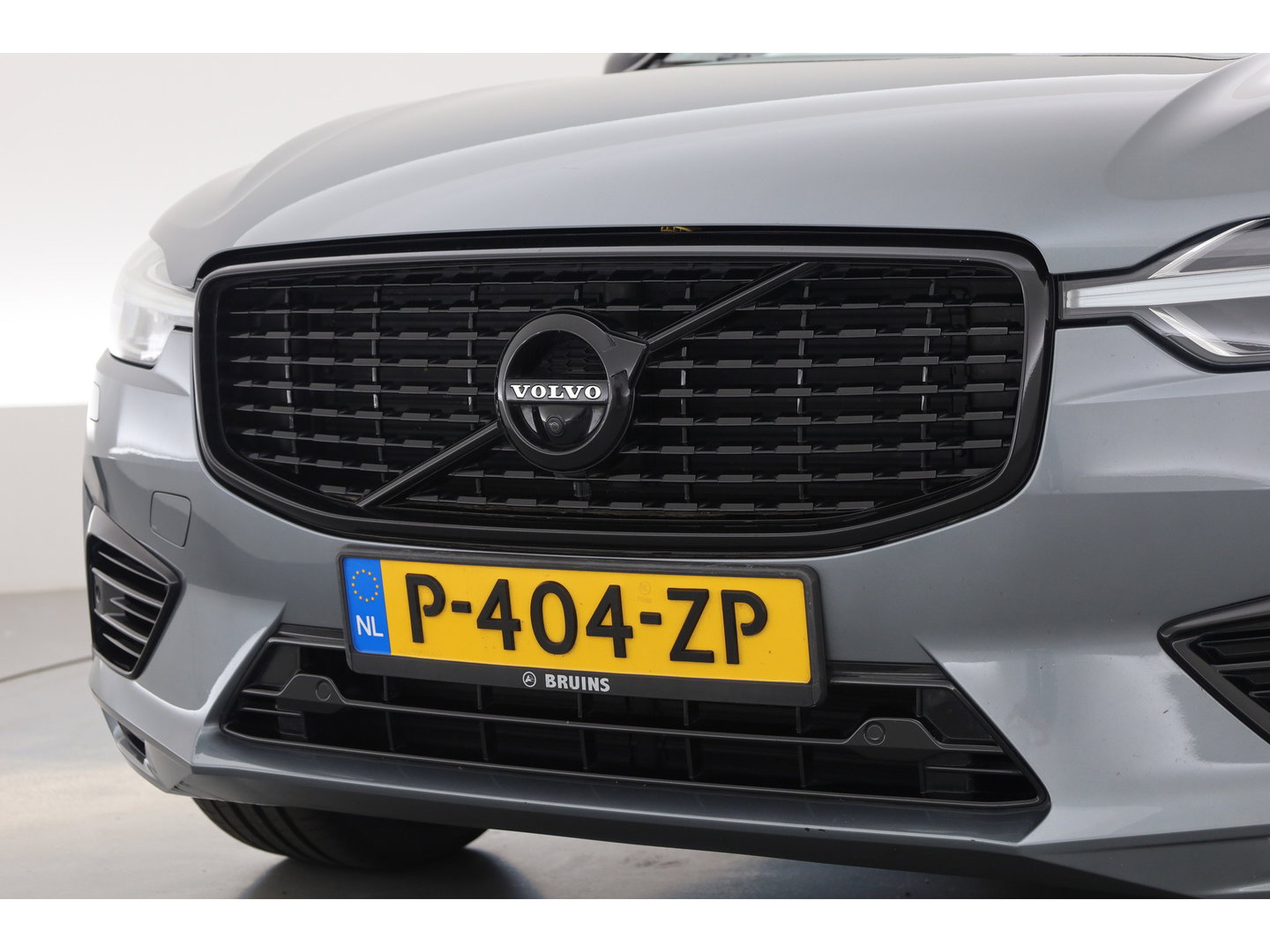 Volvo XC60 2.0 T8 390 PK Twin Engine AWD R-Design | Luchtvering | Heico | Acantara | Trekhaak | HUD | 360 camera | BTW |