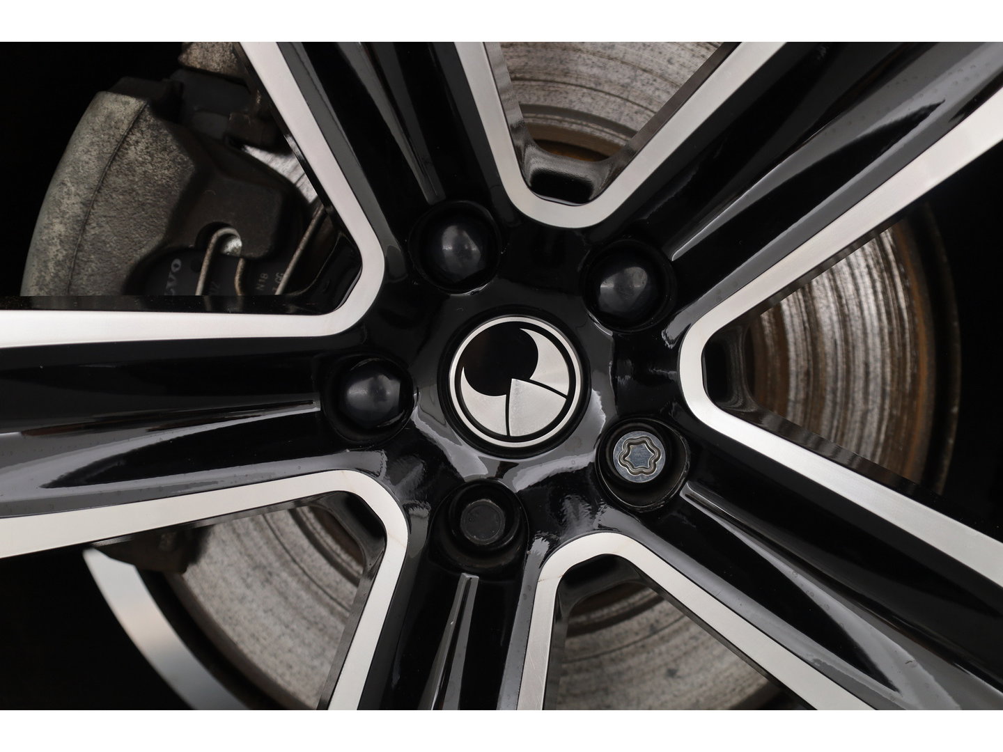 Volvo XC60 2.0 T8 390 PK Twin Engine AWD R-Design | Luchtvering | Heico | Acantara | Trekhaak | HUD | 360 camera | BTW |