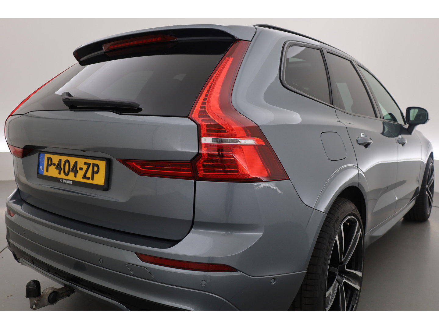Volvo XC60 2.0 T8 390 PK Twin Engine AWD R-Design | Luchtvering | Heico | Acantara | Trekhaak | HUD | 360 camera | BTW |