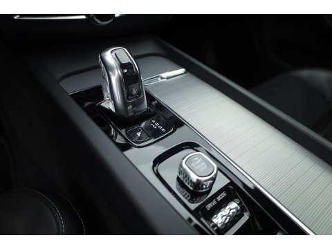 Volvo XC60 2.0 T8 390 PK Twin Engine AWD R-Design | Luchtvering | Heico | Acantara | Trekhaak | HUD | 360 camera | BTW |