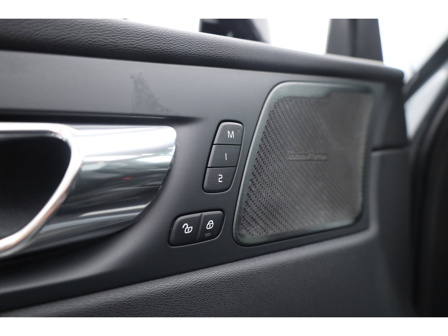 Volvo XC60 2.0 T8 390 PK Twin Engine AWD R-Design | Luchtvering | Heico | Acantara | Trekhaak | HUD | 360 camera | BTW |