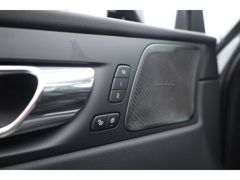 Volvo XC60 2.0 T8 390 PK Twin Engine AWD R-Design | Luchtvering | Heico | Acantara | Trekhaak | HUD | 360 camera | BTW |