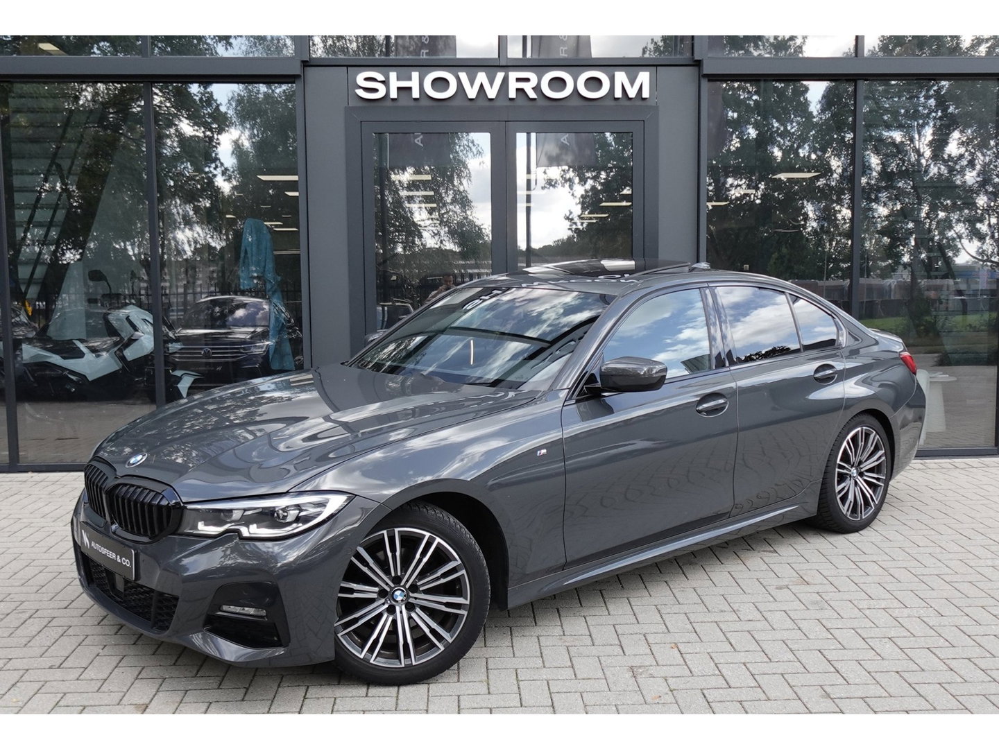 BMW 3-serie 320i High Executive PANO H&K LEDER