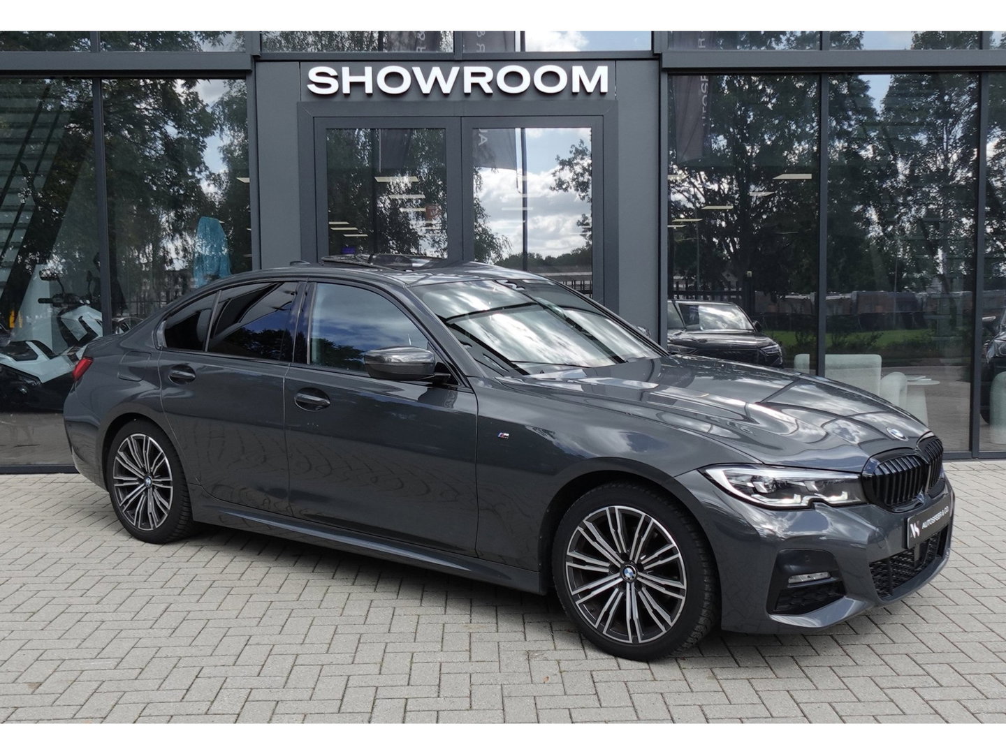 BMW 3-serie 320i High Executive PANO H&K LEDER