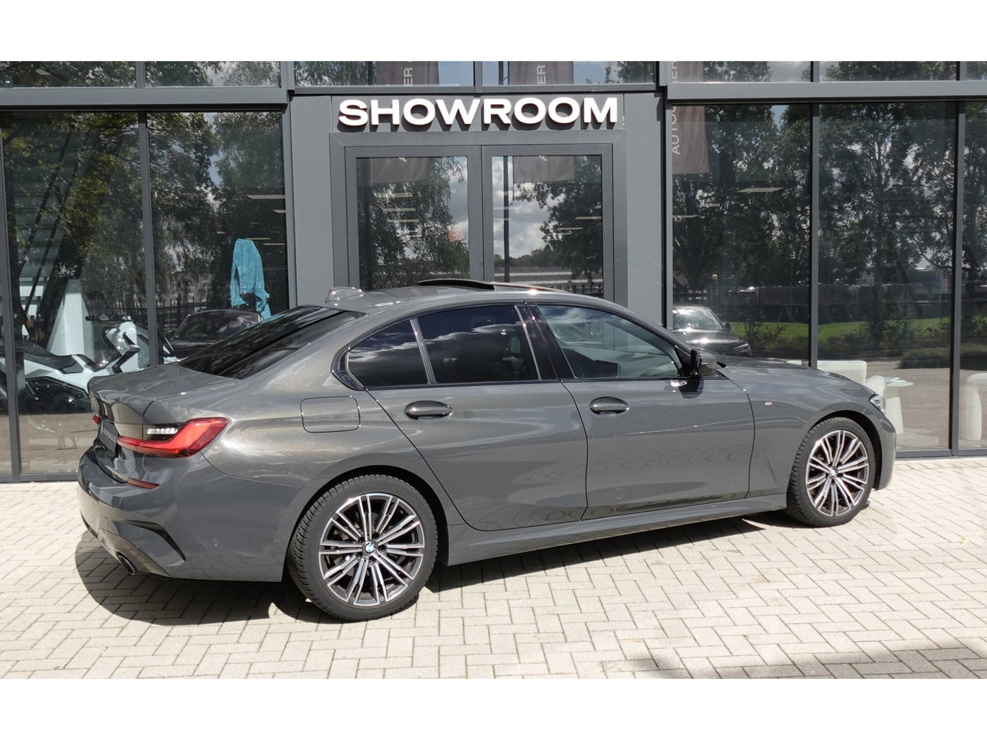 BMW 3-serie 320i High Executive PANO H&K LEDER