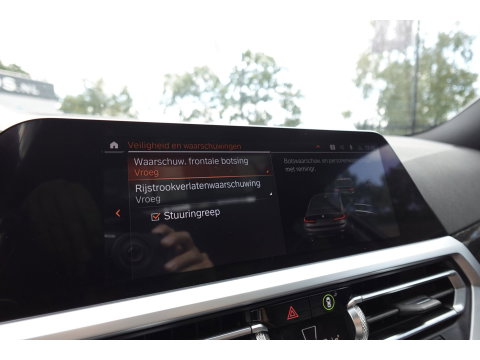 BMW 3-serie 320i High Executive PANO H&K LEDER