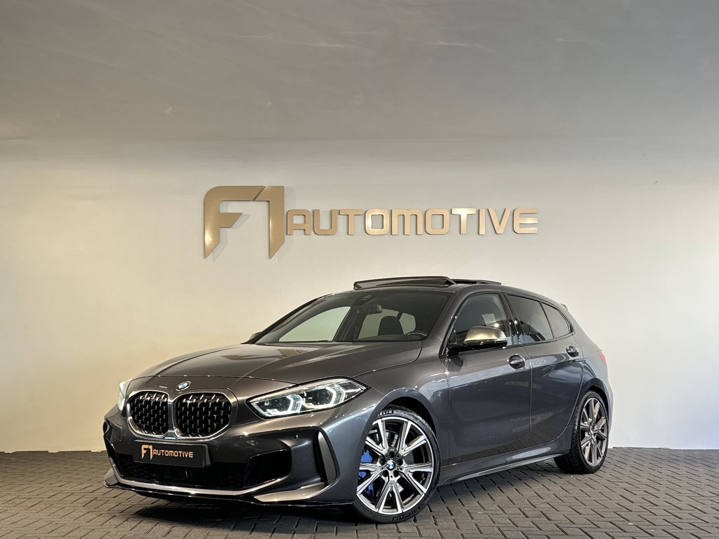 BMW 1-serie M135i xDrive Pano|H/K|Kuipstoelen|Camera|Sfeer