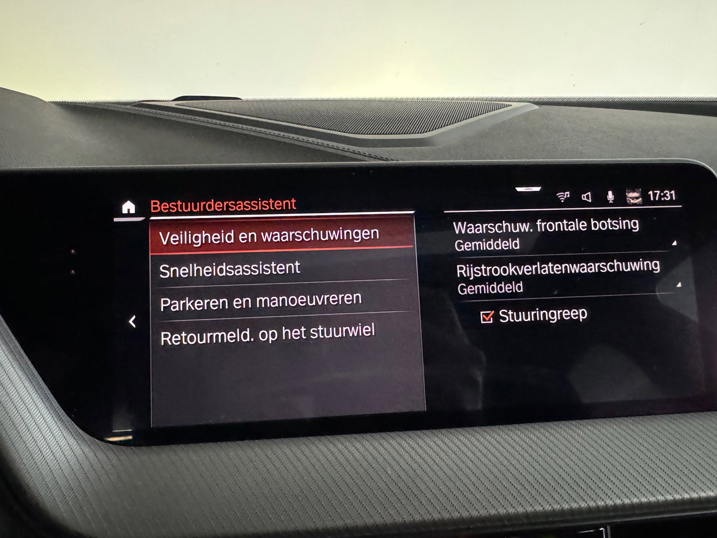 BMW 1-serie M135i xDrive Pano|H/K|Kuipstoelen|Camera|Sfeer
