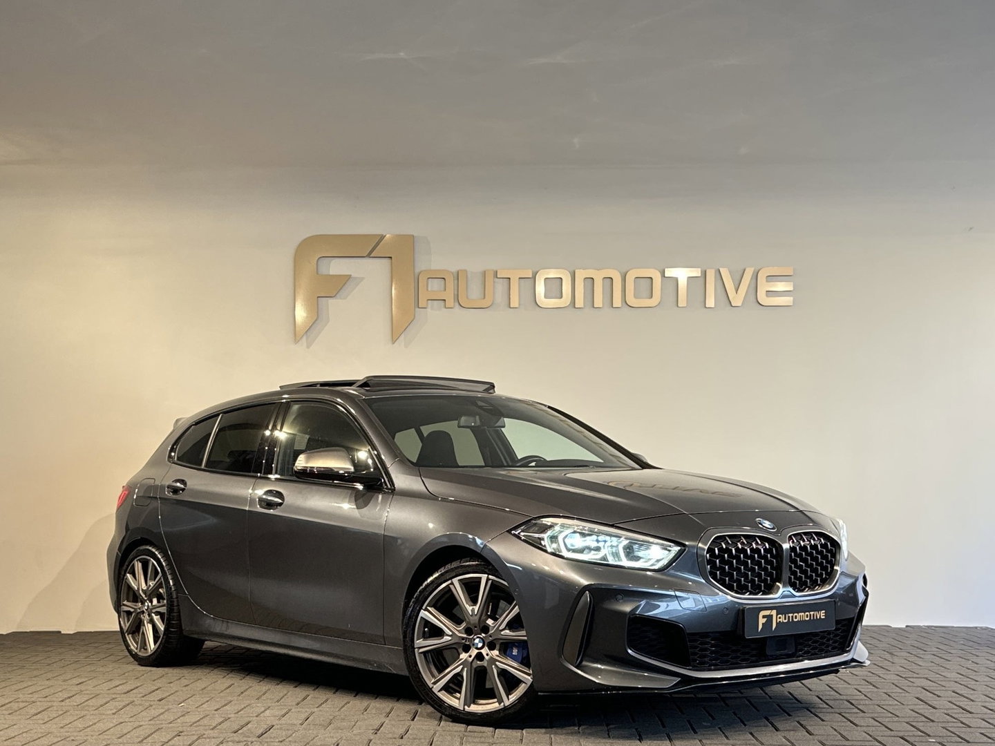 BMW 1-serie M135i xDrive Pano|H/K|Kuipstoelen|Camera|Sfeer
