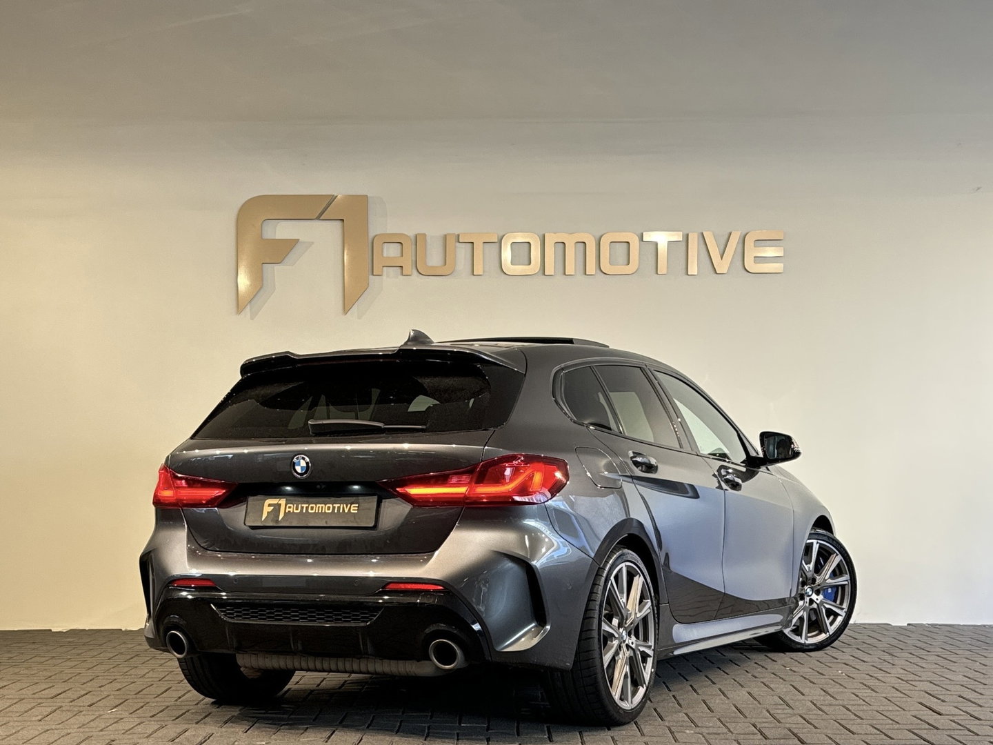 BMW 1-serie M135i xDrive Pano|H/K|Kuipstoelen|Camera|Sfeer