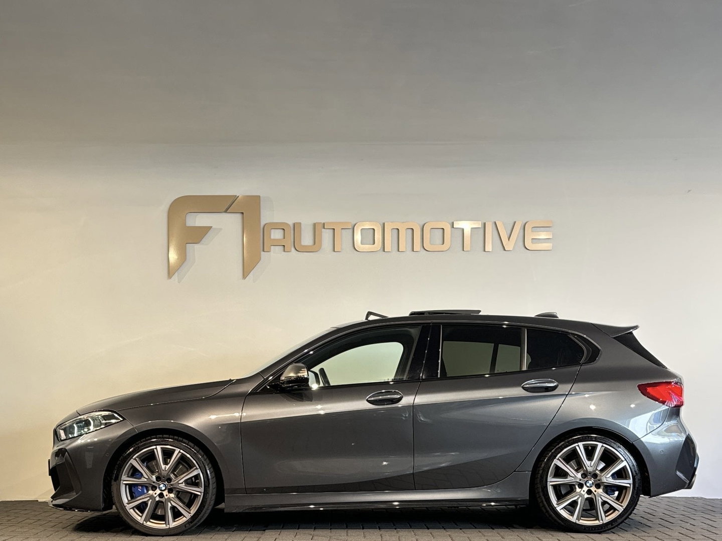 BMW 1-serie M135i xDrive Pano|H/K|Kuipstoelen|Camera|Sfeer