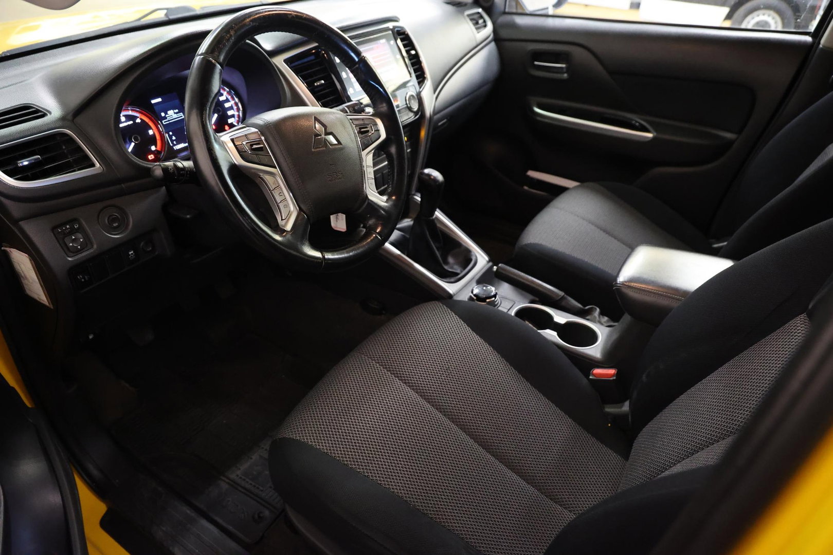 Mitsubishi L200 2.2 DI-D Club Cab Intense 4X4 4WD TREKHAAK
