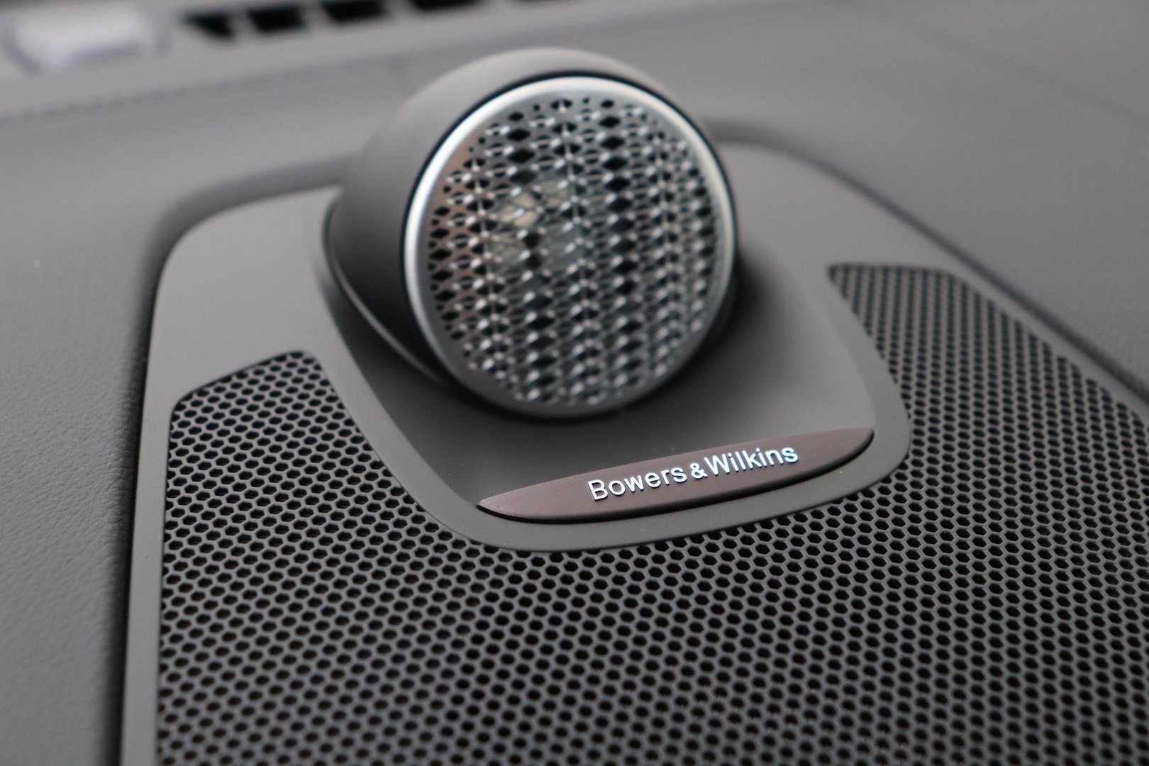 Volvo XC60 T8 Ultra Black Edition | Bowers & Wilkins | Luchtvering | Panoramadak | Head-UP | Stoelventilatie