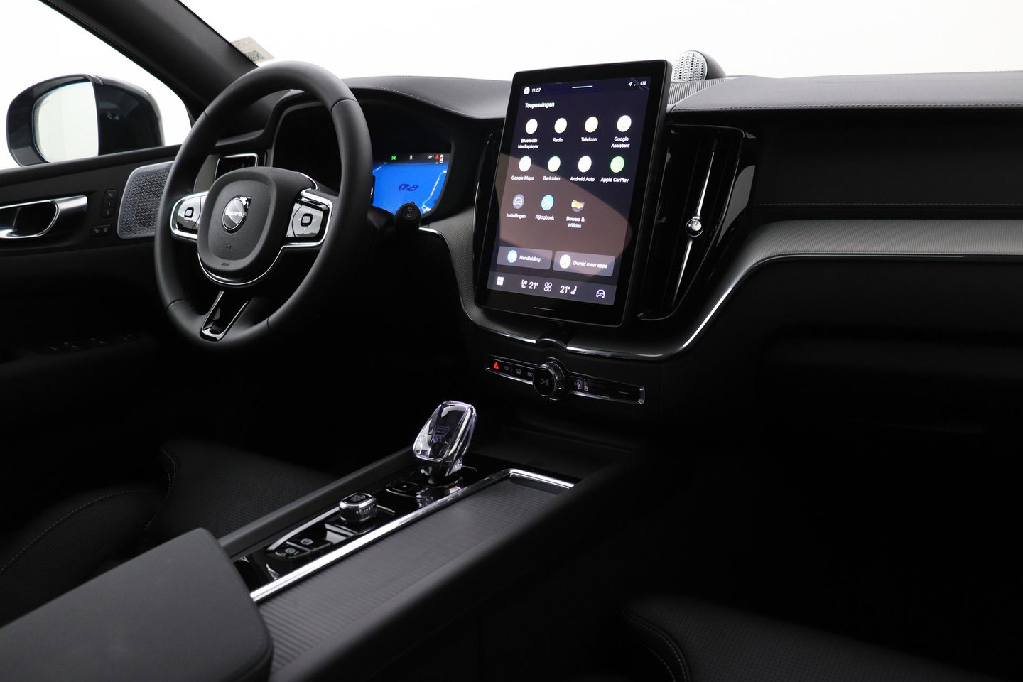 Volvo XC60 T6 Ultra Black Edition | Bowers & Wilkins | Luchtvering | Panoramadak | Head-UP | Stoelventilatie