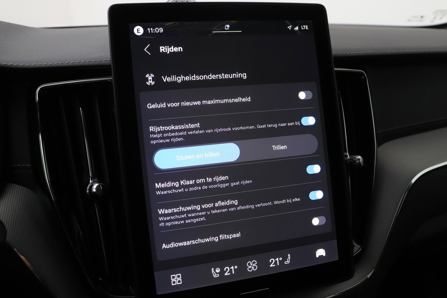 Volvo XC60 T6 Ultra Black Edition | Bowers & Wilkins | Luchtvering | Panoramadak | Head-UP | Stoelventilatie