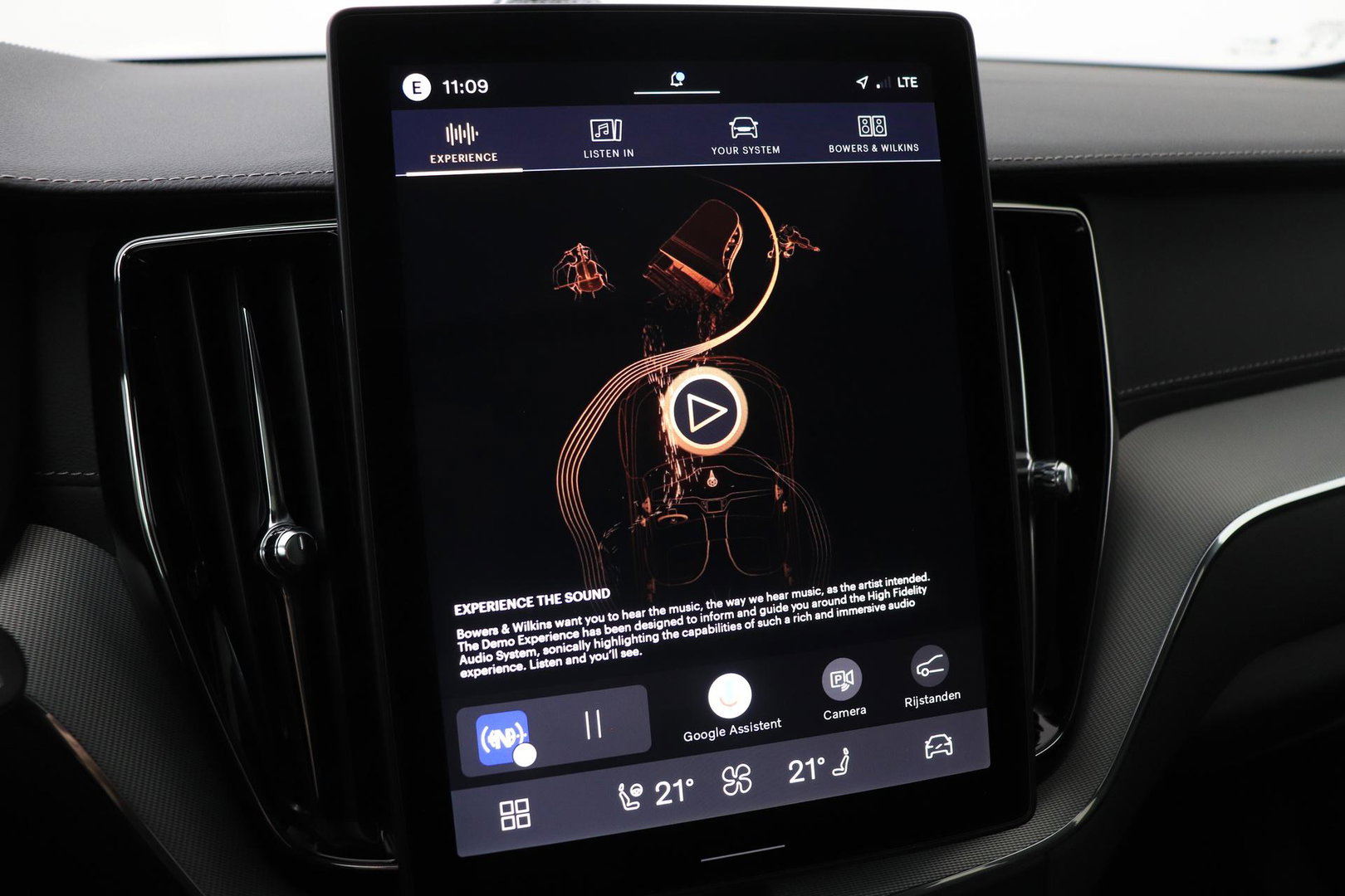 Volvo XC60 T8 Ultra Black Edition | Bowers & Wilkins | Luchtvering | Panoramadak | Head-UP | Stoelventilatie