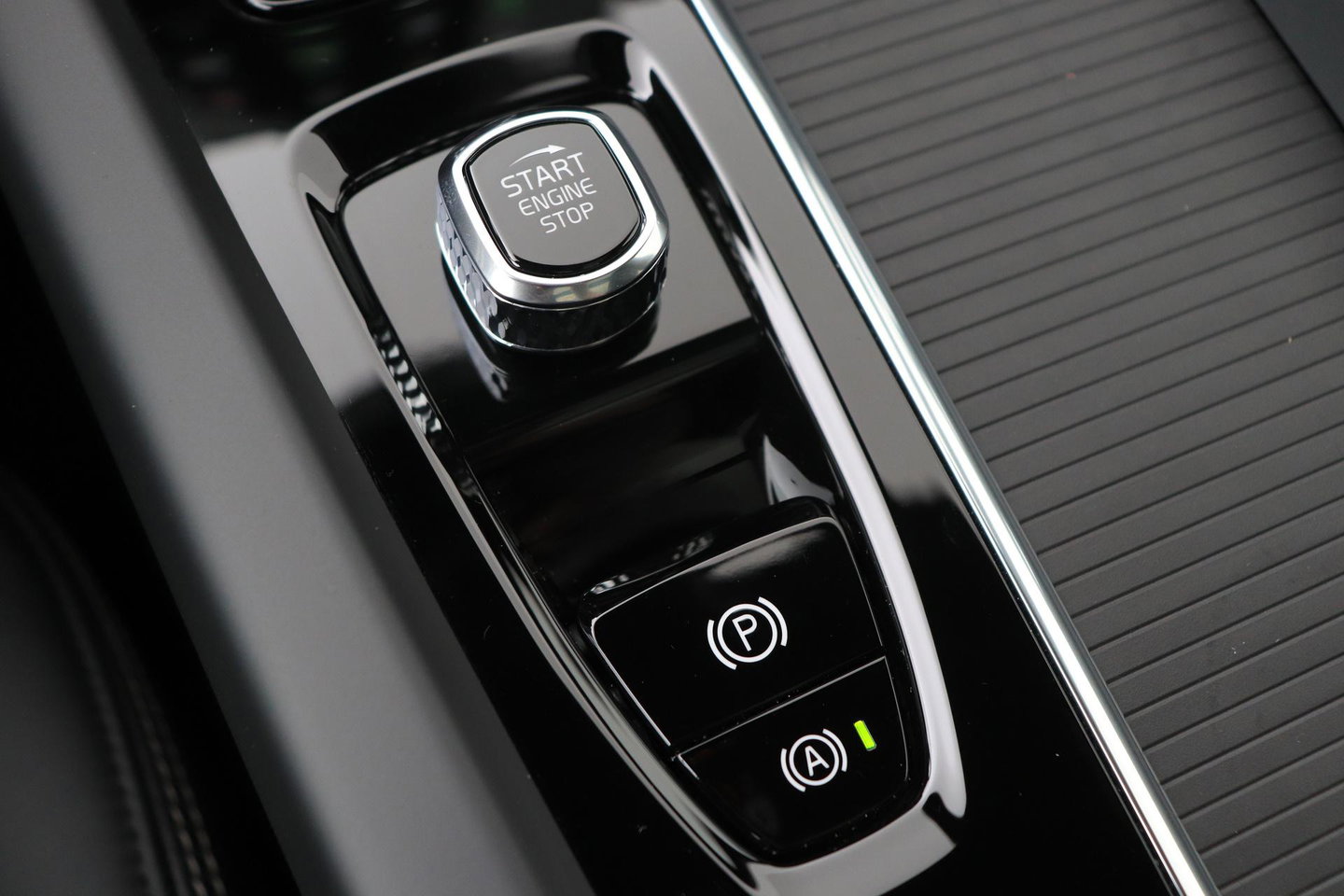 Volvo XC60 T6 Ultra Black Edition | Bowers & Wilkins | Luchtvering | Panoramadak | Head-UP | Stoelventilatie
