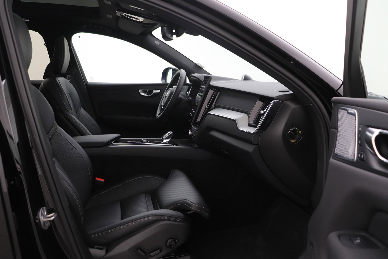 Volvo XC60 T8 Ultra Black Edition | Bowers & Wilkins | Luchtvering | Panoramadak | Head-UP | Stoelventilatie