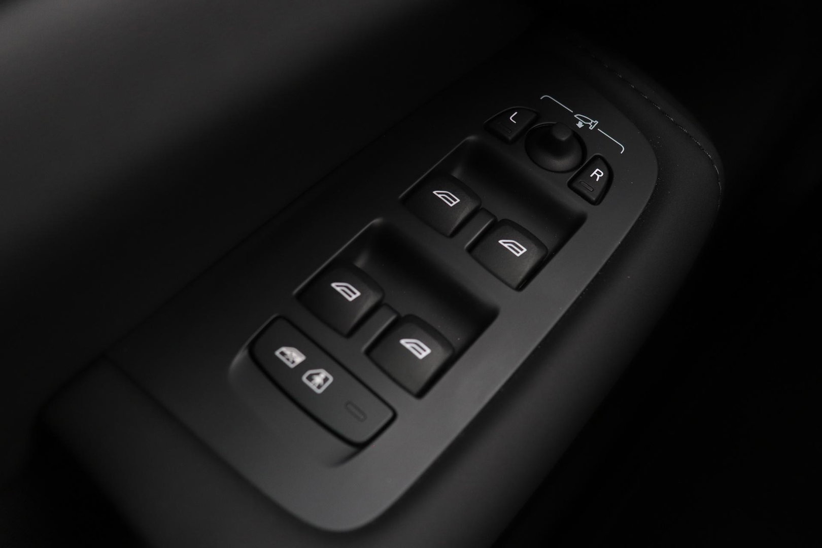 Volvo XC60 T8 Ultra Black Edition | Bowers & Wilkins | Luchtvering | Panoramadak | Head-UP | Stoelventilatie