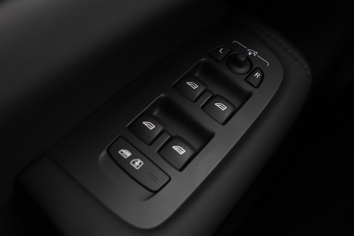 Volvo XC60 T6 Ultra Black Edition | Bowers & Wilkins | Luchtvering | Panoramadak | Head-UP | Stoelventilatie