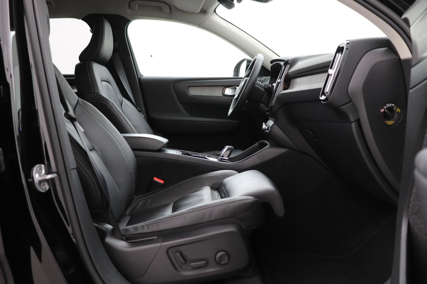 Volvo XC40 2.0 B4 Plus Bright | Trekhaak | Harman/Kardon | Leder | Keyless | Camera