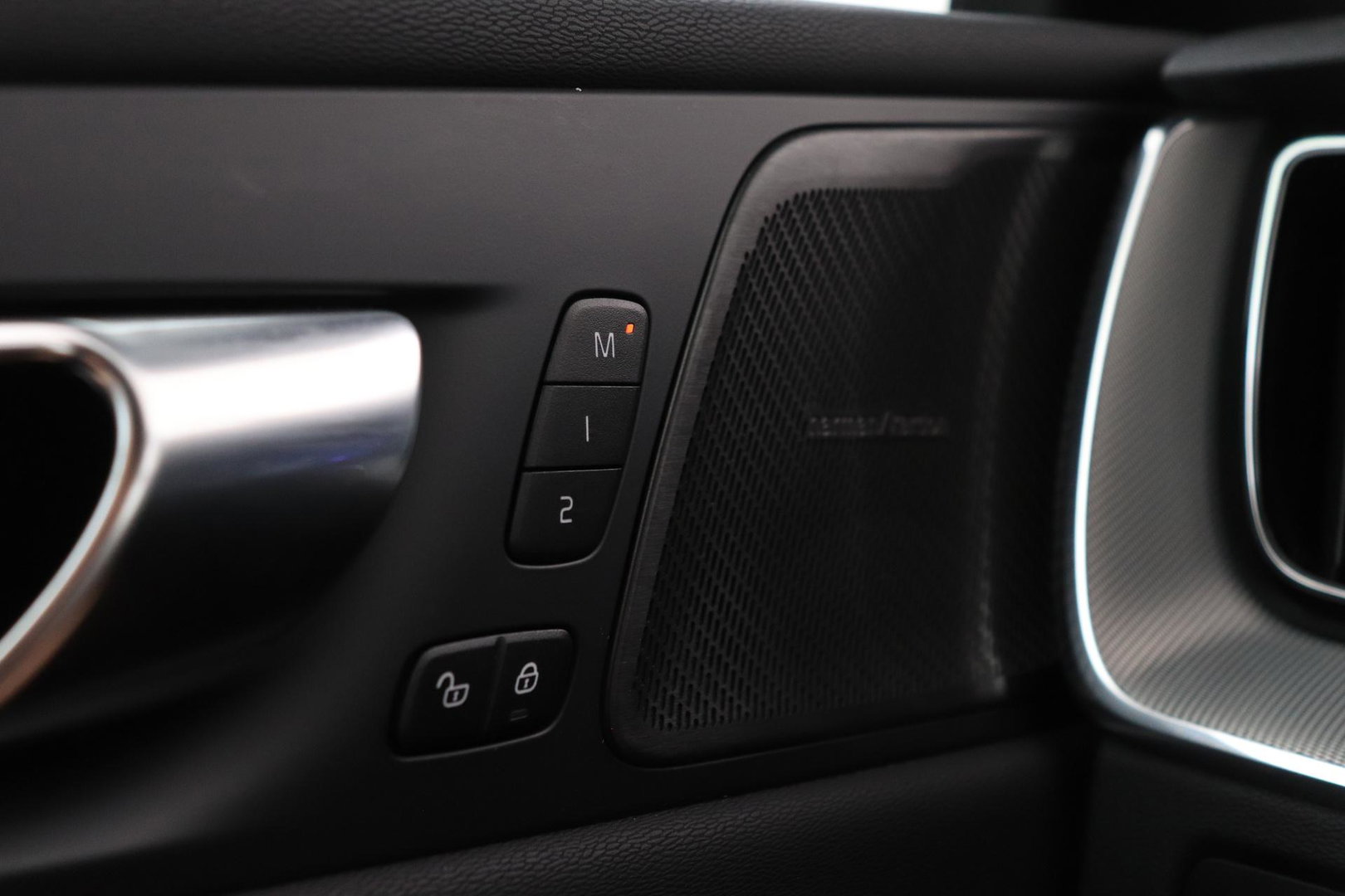 Volvo XC60 T8 Plus Black Edition | Harman/Kardon | 360° Camera | ACC | Standkachel | Keyless | Stoel+Stuurverwarming | 22 inch