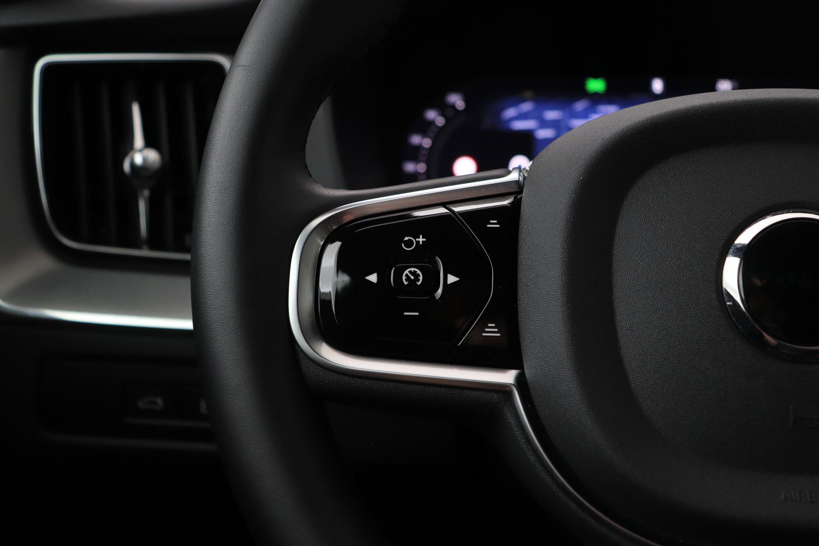 Volvo XC60 T8 Plus Black Edition | Harman/Kardon | 360° Camera | ACC | Standkachel | Keyless | Stoel+Stuurverwarming | 22 inch