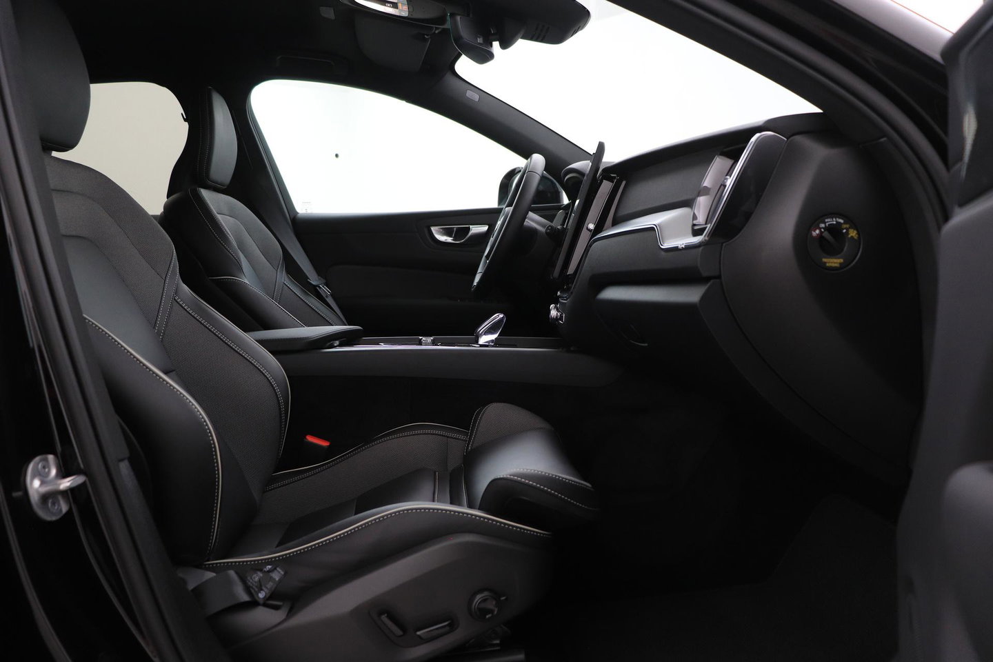Volvo XC60 T8 Plus Black Edition | Harman/Kardon | 360° Camera | ACC | Standkachel | Keyless | Stoel+Stuurverwarming | 21 inch