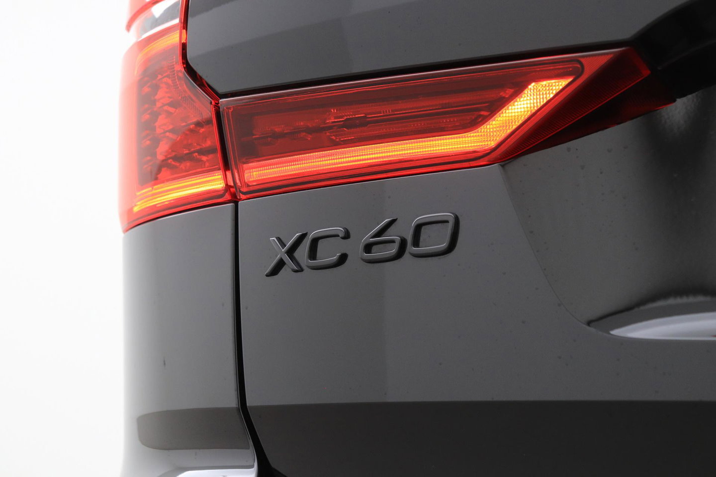Volvo XC60 T8 Plus Black Edition | Harman/Kardon | 360° Camera | ACC | Standkachel | Keyless | Stoel+Stuurverwarming | 21 inch