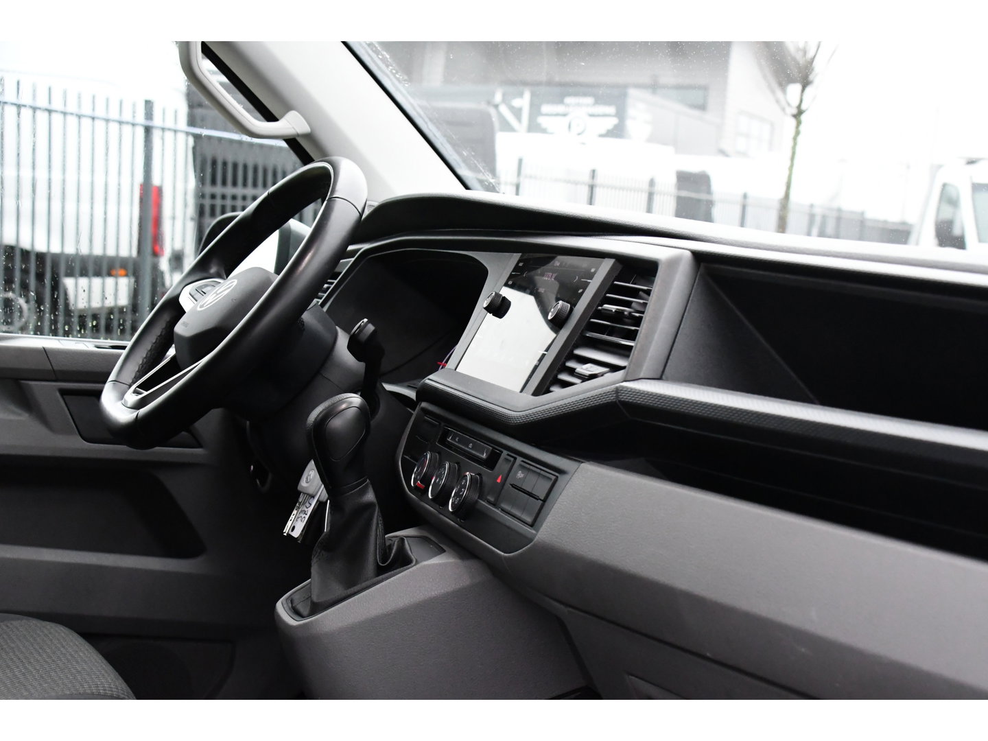 Volkswagen Transporter 2.0 TDI L2H1 30 PB Edition Highline Adaptieve Cruise, LED, Sensoren, Carplay, 150PK, Automaat, LED, Standkachel, NAVI, UNIEK!