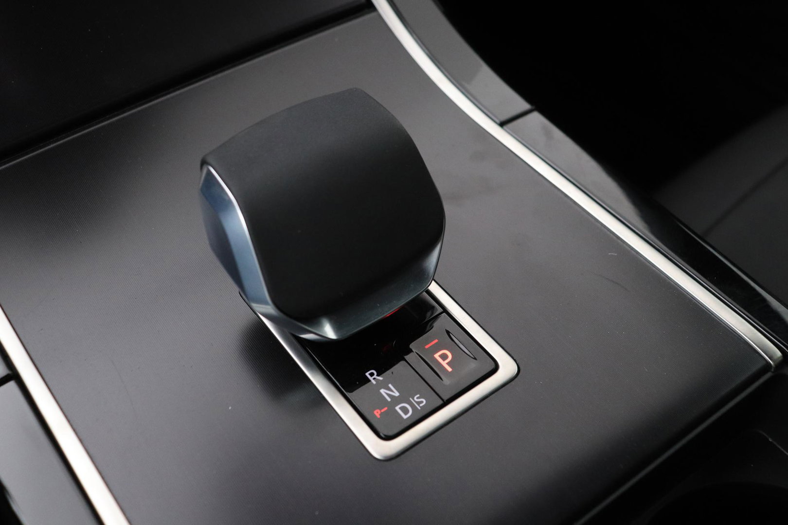 Land Rover Range Rover Evoque P270e PHEV Dynamic SE | Black Pack | Schuif/kanteldak | Trekhaak | ACC | 360° Camera