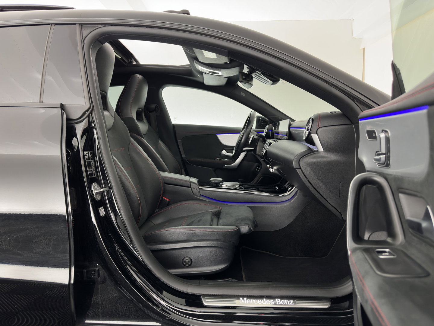 Mercedes-Benz CLA-Klasse Shooting Brake 250 e Business Solution AMG Limited (Plug-in) (INCL.BTW) Aut. *PANO | LEATHER-MICROFIBRE | MEMORY-PACK | MULTIBEAM-LED | BLIND-SPOT | HEATED-SPORTSEATS | AMBIENT-LIGHT | KEYLESS | DIGI-COCKPIT | DAB+ | NAVI-FULLMAP | CAMERA | PRIVACYGLAS