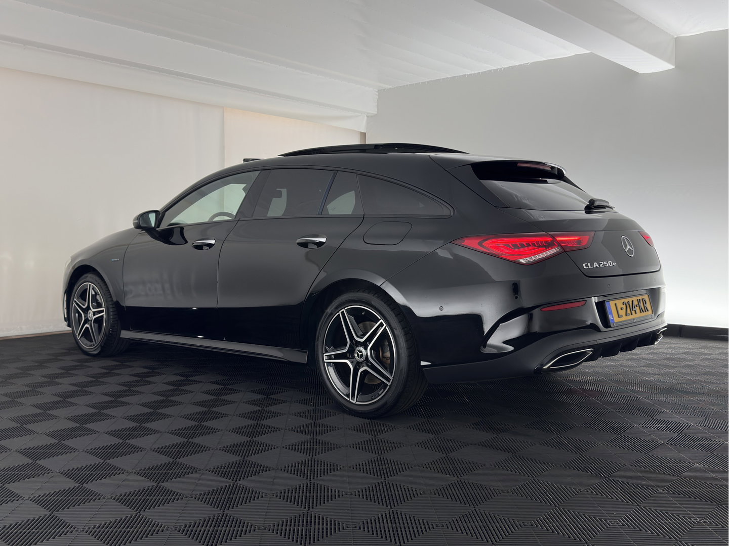 Mercedes-Benz CLA-Klasse Shooting Brake 250 e Business Solution AMG Limited (Plug-in) (INCL.BTW) Aut. *PANO | LEATHER-MICROFIBRE | MEMORY-PACK | MULTIBEAM-LED | BLIND-SPOT | HEATED-SPORTSEATS | AMBIENT-LIGHT | KEYLESS | DIGI-COCKPIT | DAB+ | NAVI-FULLMAP | CAMERA | PRIVACYGLAS