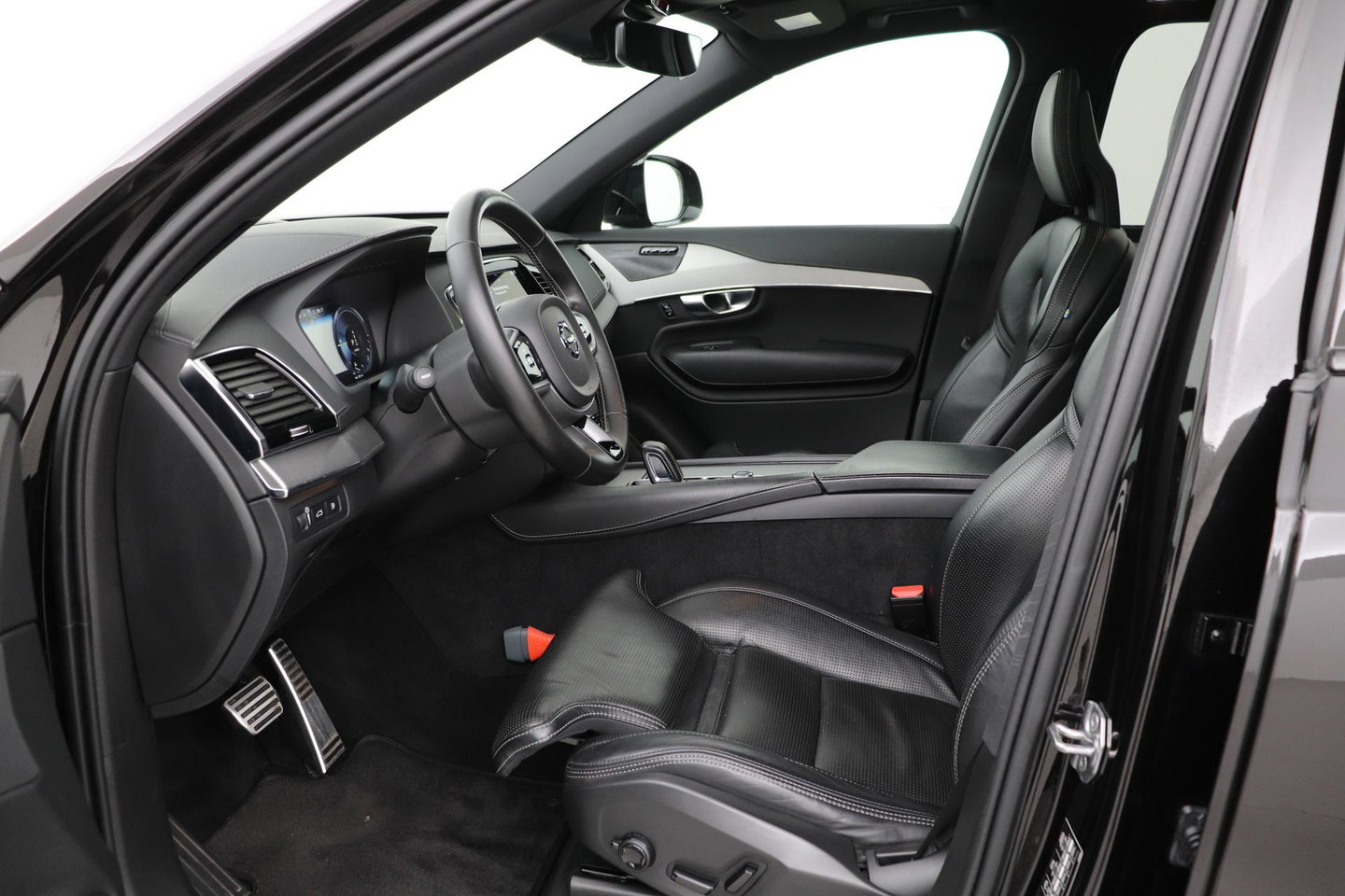 Volvo XC90 T8 Recharge R-Design | Luchtvering | Harman/Kardon | Stoelventilatie | Trekhaak | 22 inch