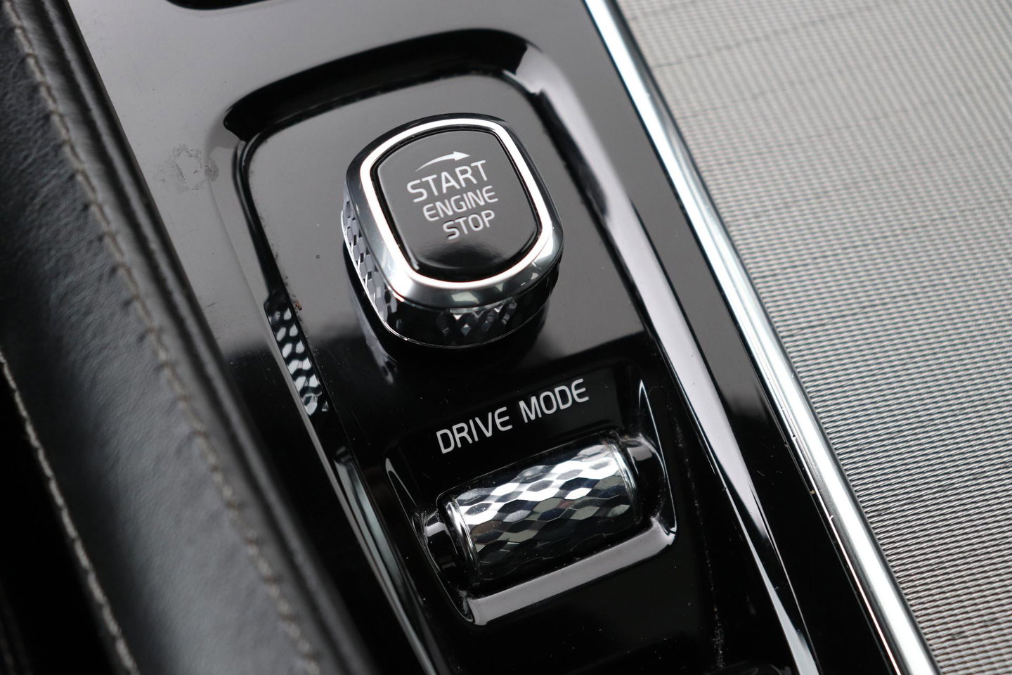 Volvo XC90 T8 Recharge R-Design | Luchtvering | Harman/Kardon | Stoelventilatie | Trekhaak | 22 inch