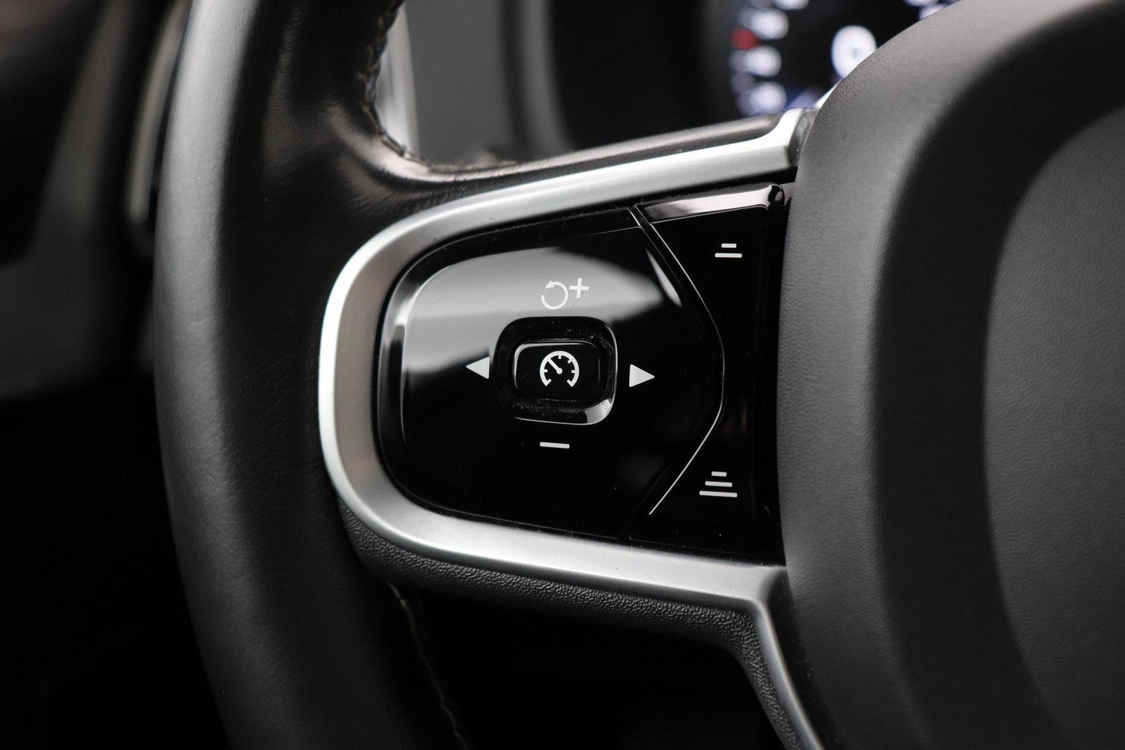 Volvo XC90 T8 Recharge R-Design | Luchtvering | Harman/Kardon | Stoelventilatie | Trekhaak | 22 inch