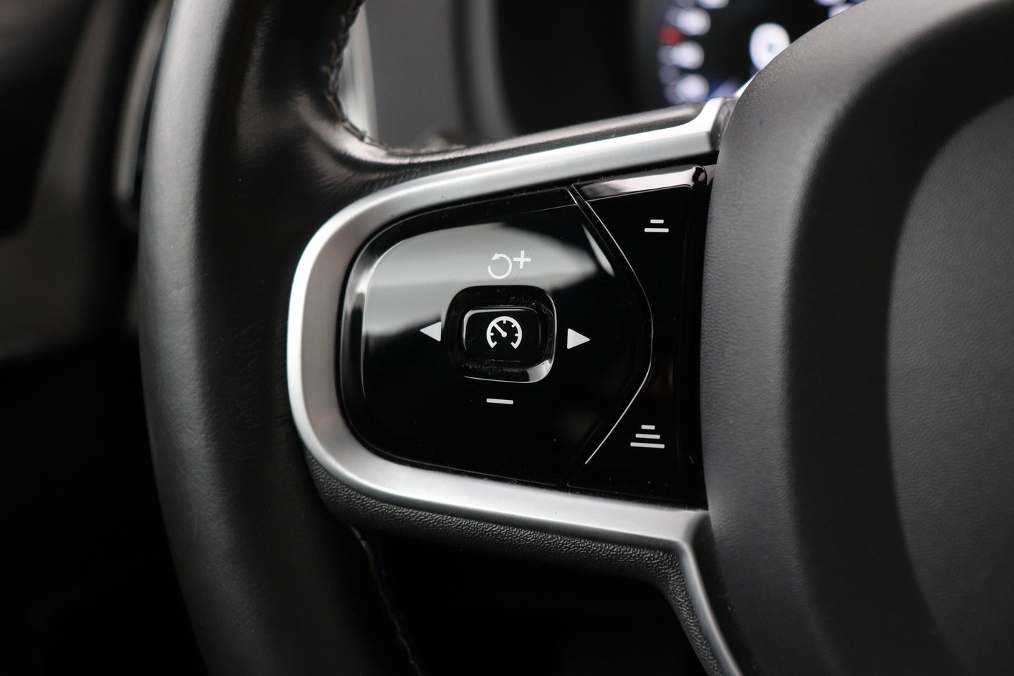 Volvo XC90 T8 Recharge R-Design | Luchtvering | Harman/Kardon | Stoelventilatie | Trekhaak | 22 inch