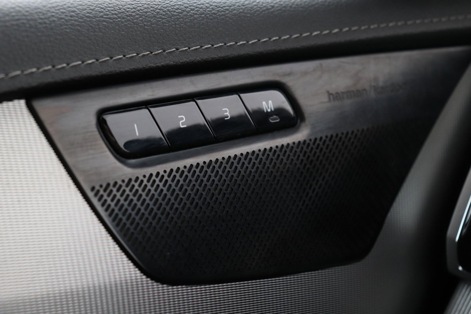Volvo XC90 T8 Recharge R-Design | Luchtvering | Harman/Kardon | Stoelventilatie | Trekhaak | 22 inch