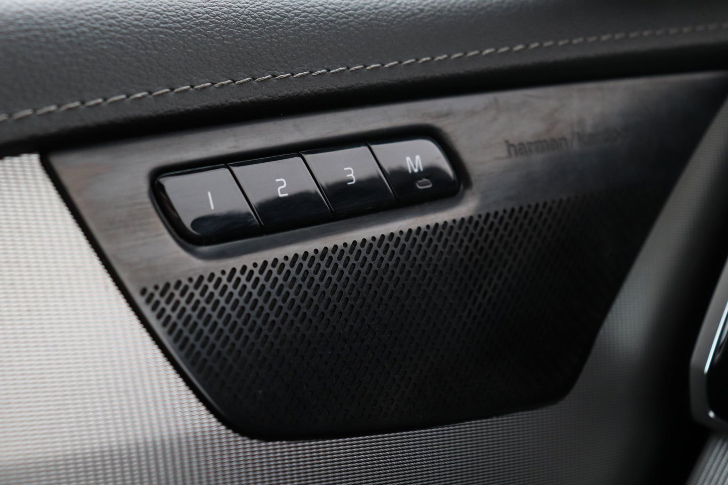 Volvo XC90 T8 Recharge R-Design | Luchtvering | Harman/Kardon | Stoelventilatie | Trekhaak | 22 inch