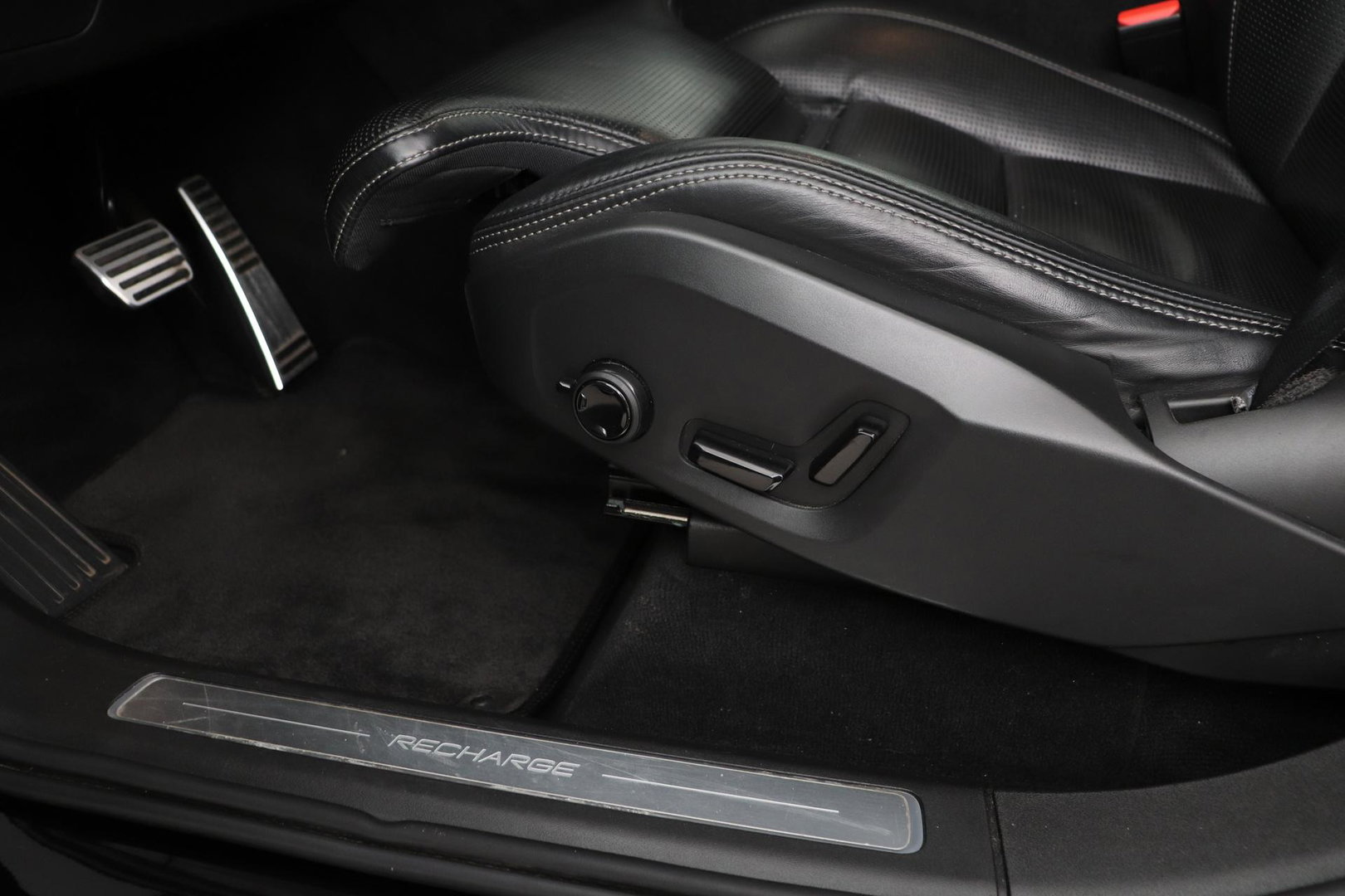 Volvo XC90 T8 Recharge R-Design | Luchtvering | Harman/Kardon | Stoelventilatie | Trekhaak | 22 inch